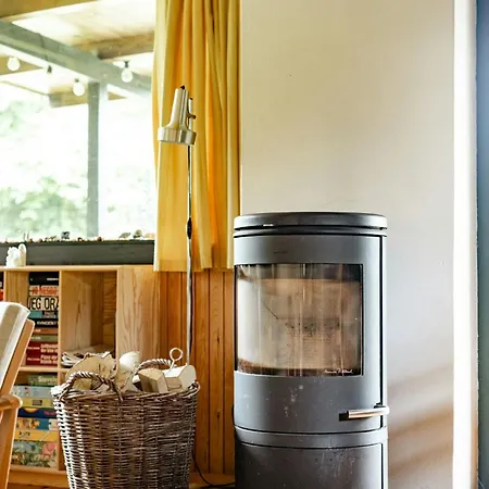 Сasa de vacaciones Unique House Surrounded By Willow Trees Yderby