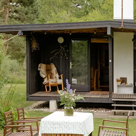 بيت للعطل Unique House Surrounded By Willow Trees Yderby