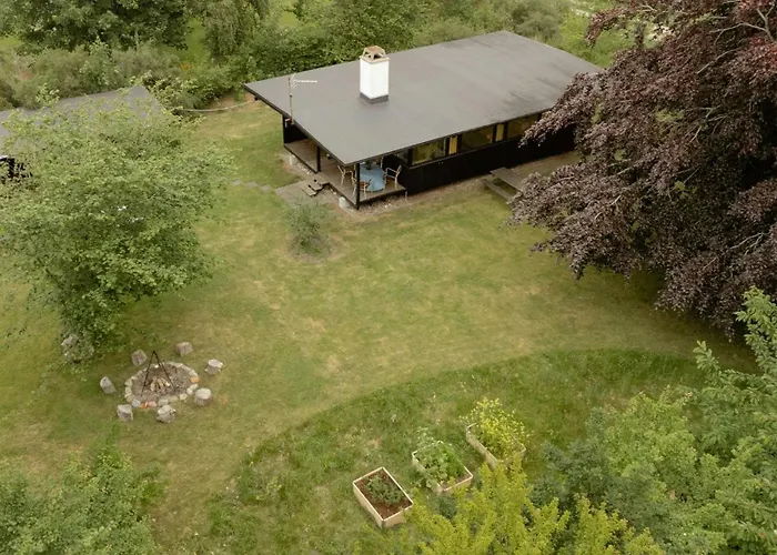 Unique House Surrounded By Willow Trees Dom wakacyjny Yderby