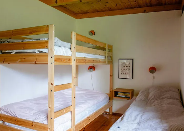 Unique House Surrounded By Willow Trees Hébergement de vacances